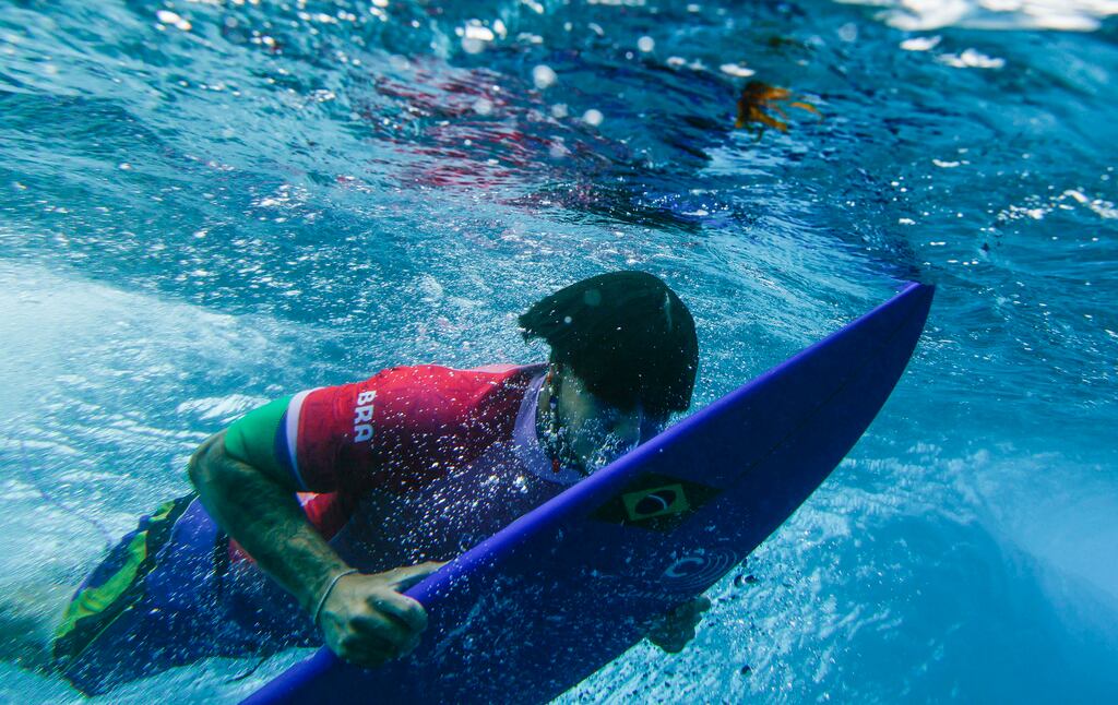 Otra imagen del brasileño Gabriel Medina, pero esta vez bajo el agua en la quinta ronda.