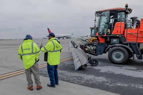 Asciende a 700 mil clientes sin luz en Estados Unidos por tormenta invernal