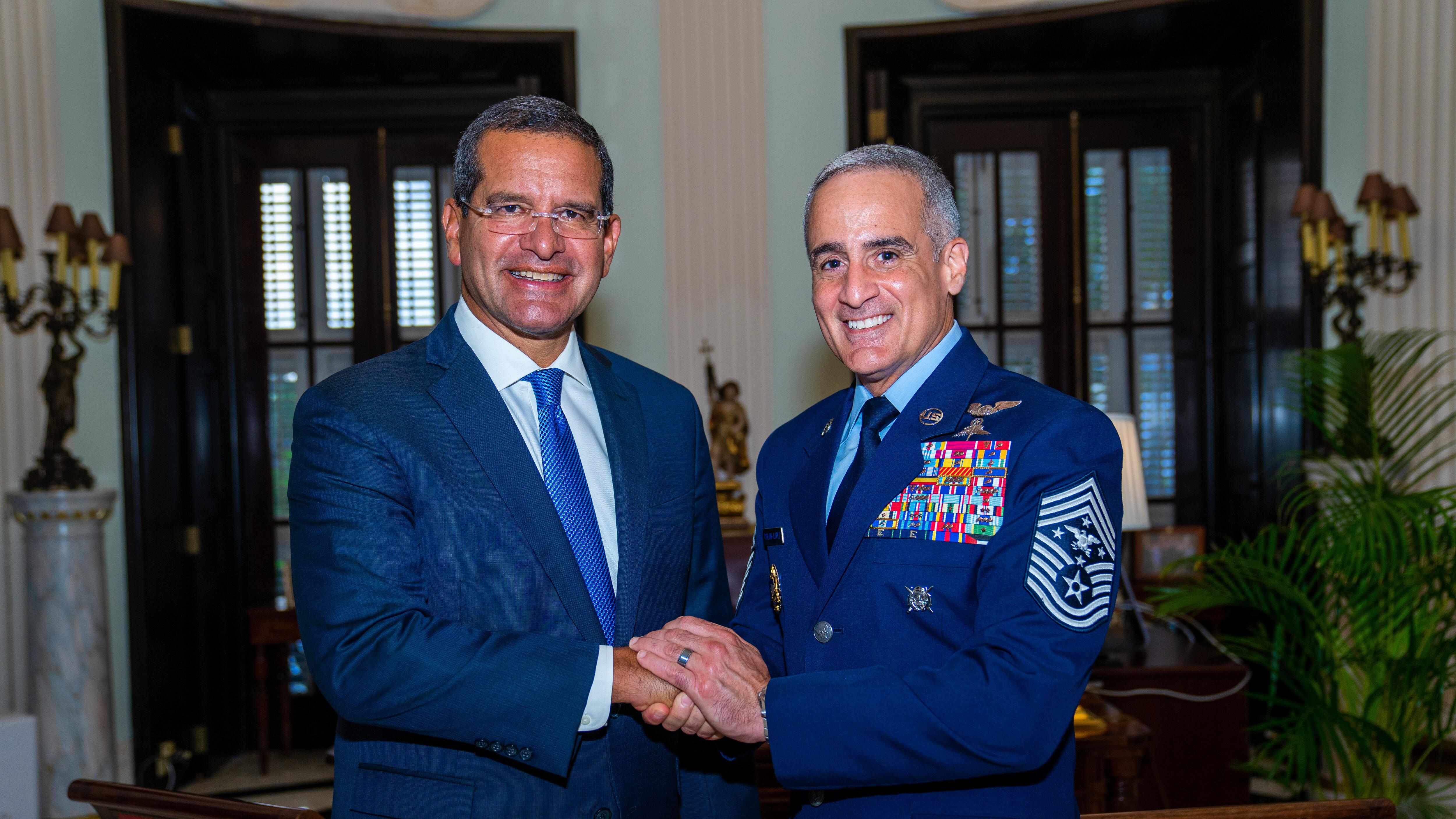 Gobernador reconoce en La Fortaleza al alistado de más alto rango de la Fuerzas Armadas