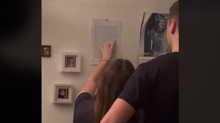 La mujer imprimió la respuesta del chico y la pegó en su casa