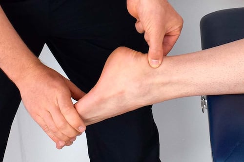 Paciente recibe implante tibial para regular incontinencia