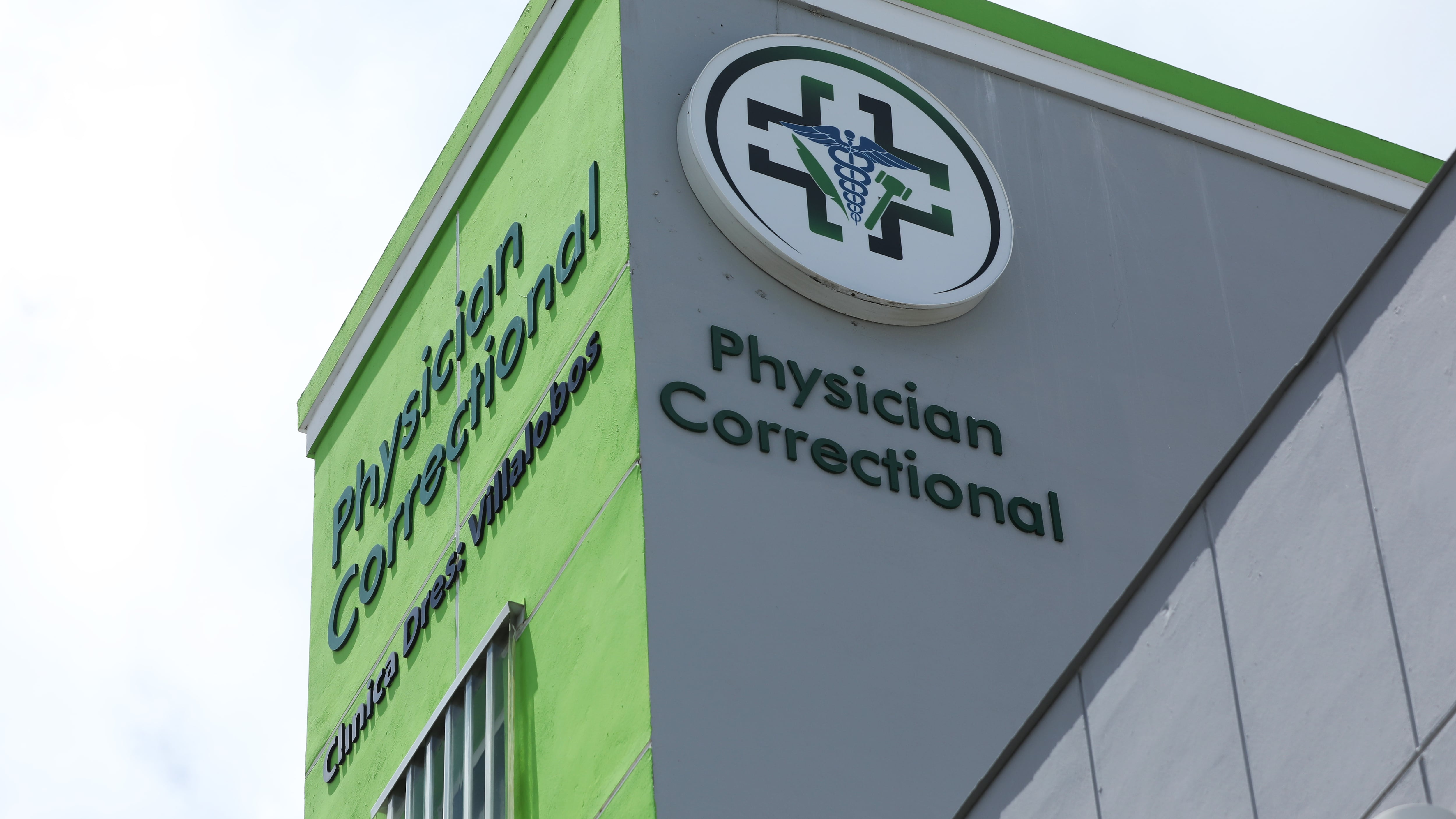 30 de agosto de 2024. San Juan, PR. Fotografías a la fachada del edificio que ubica las oficinas de Physician Correctional en Hato Rey. (Brandon Cruz González / Centro de Periodismo Investigativo)
