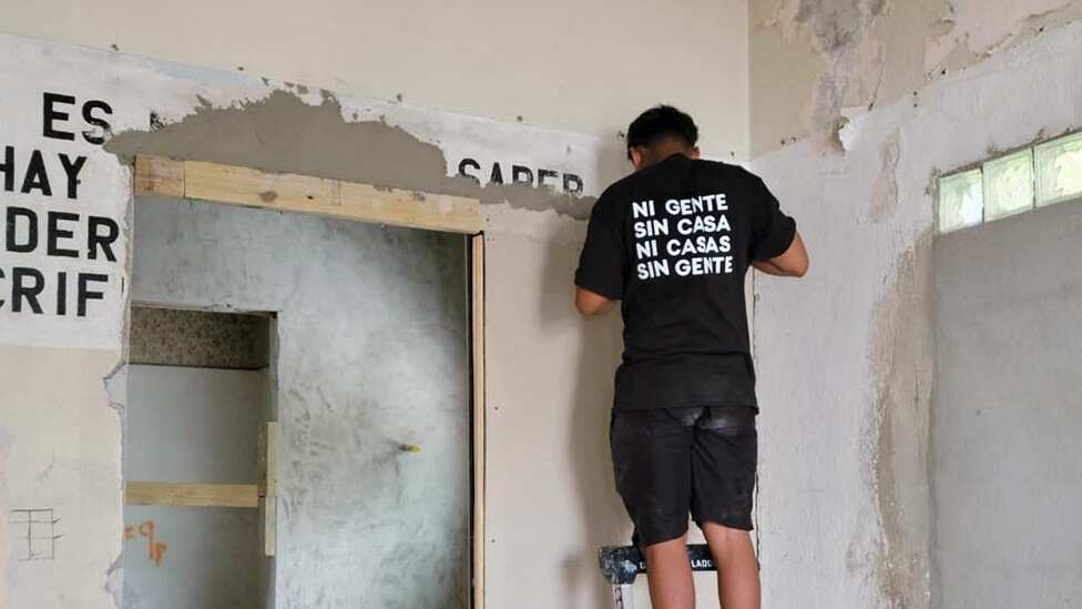 Organización comunitaria otorga dinero a empleados para labor social