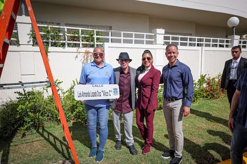 Designan calle con nombre de Vico C en Puerta de Tierra y develan mosaico en su honor