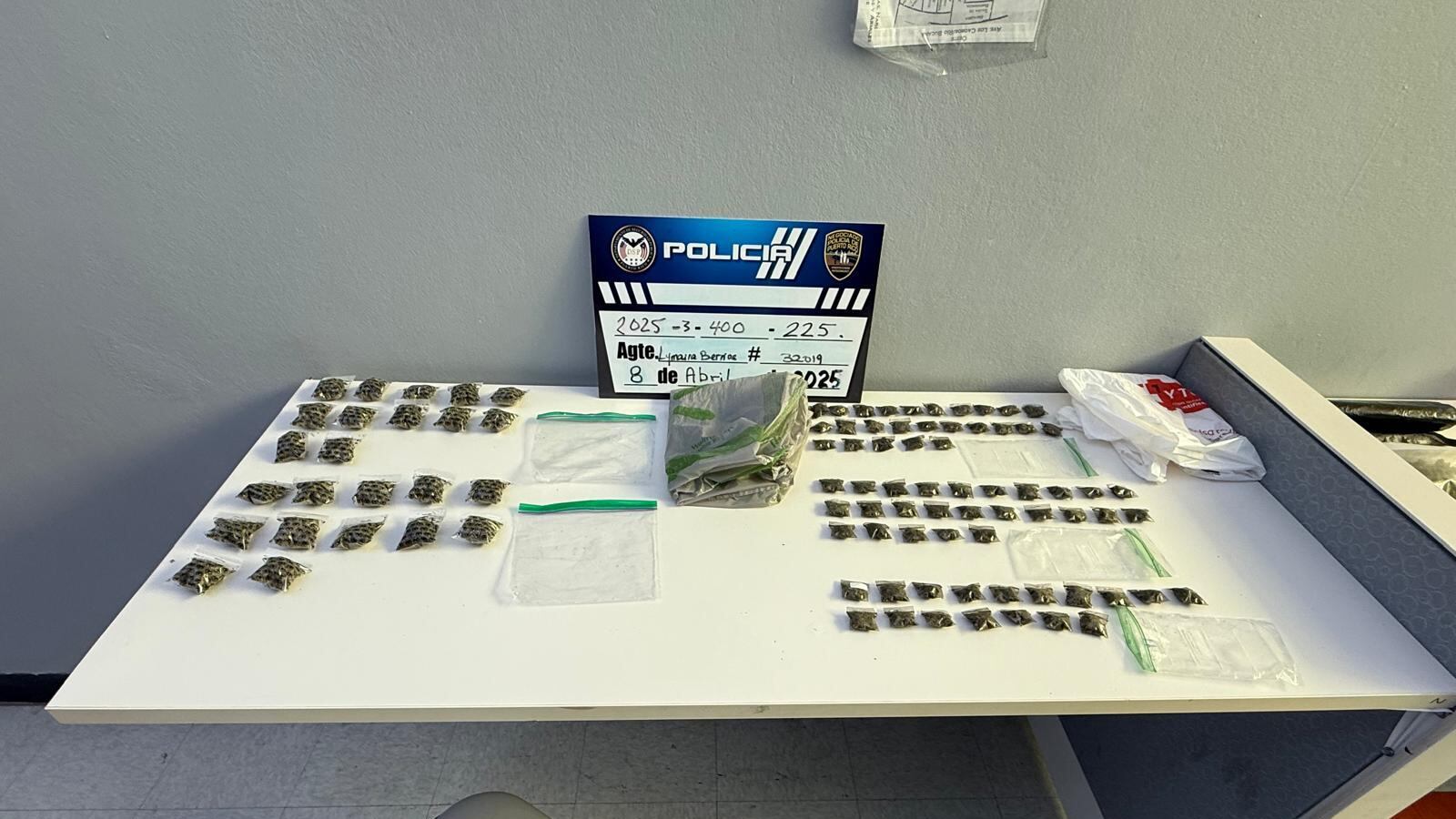 Arrestan a dos mujeres por drogas y ocupan dinero en residencial de Villalba.