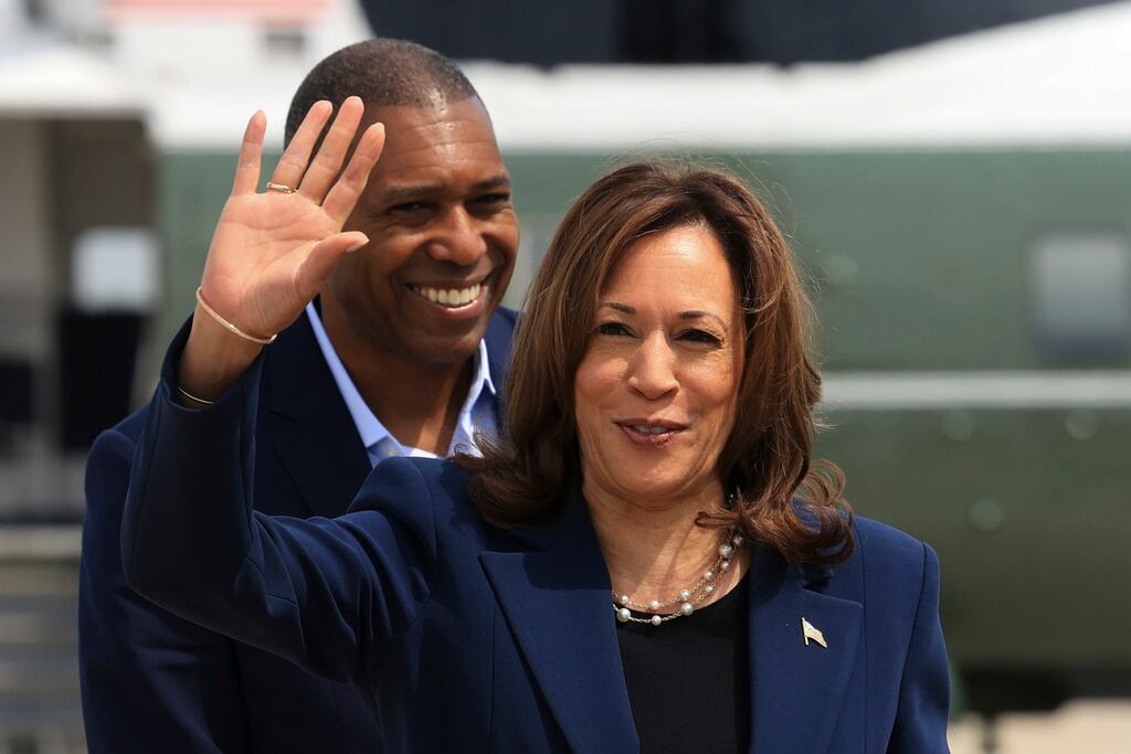 La vicepresidenta Kamala Harris saluda antes de abordar el Air Force Two mientras parte en un viaje de campaña a Milwaukee, Wisconsin, el martes.