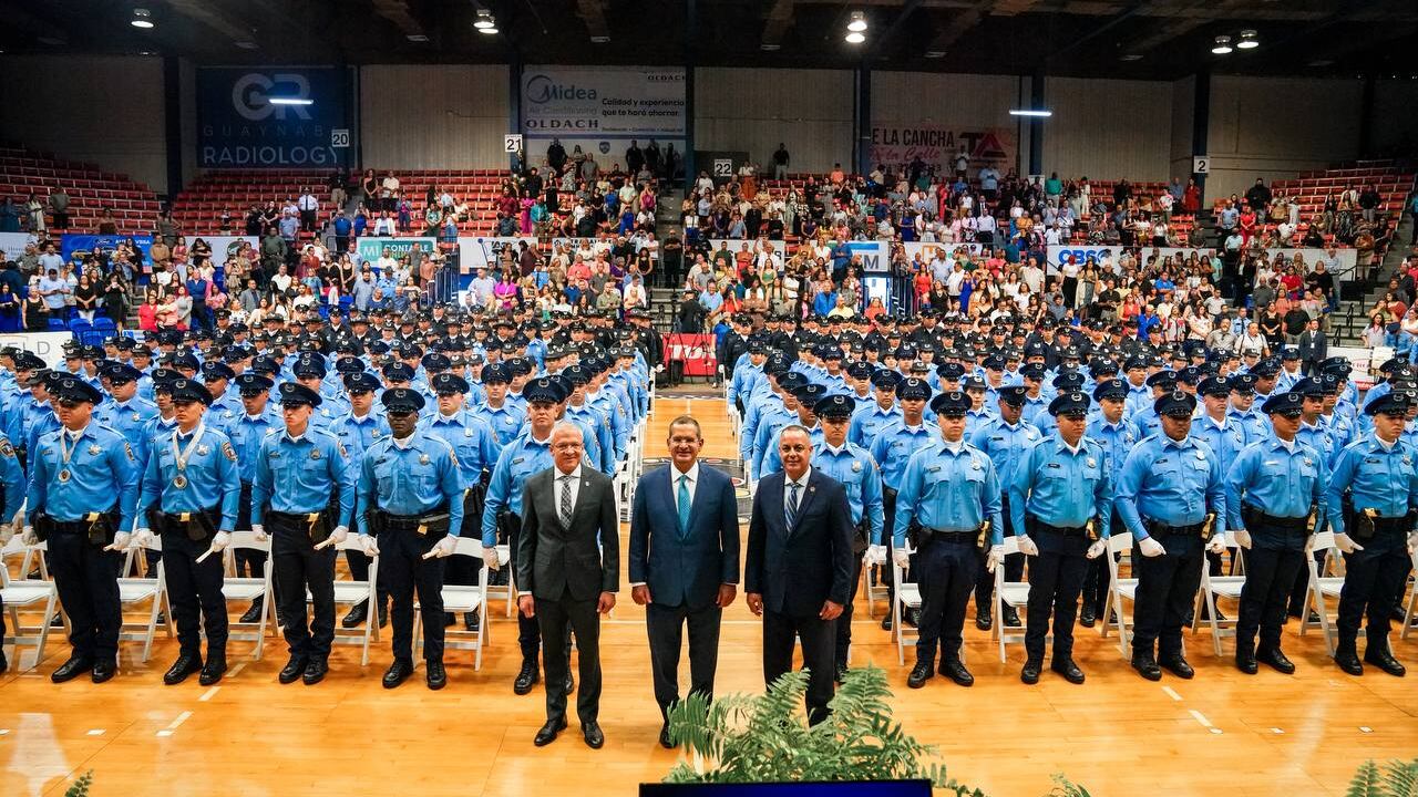 Gradúan nuevos agentes del Negociado de la Policía.