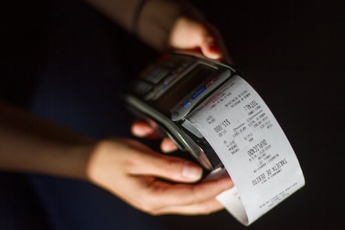 Comercios respaldan proyecto para eliminar cargos sobre el IVU en pagos electrónicos