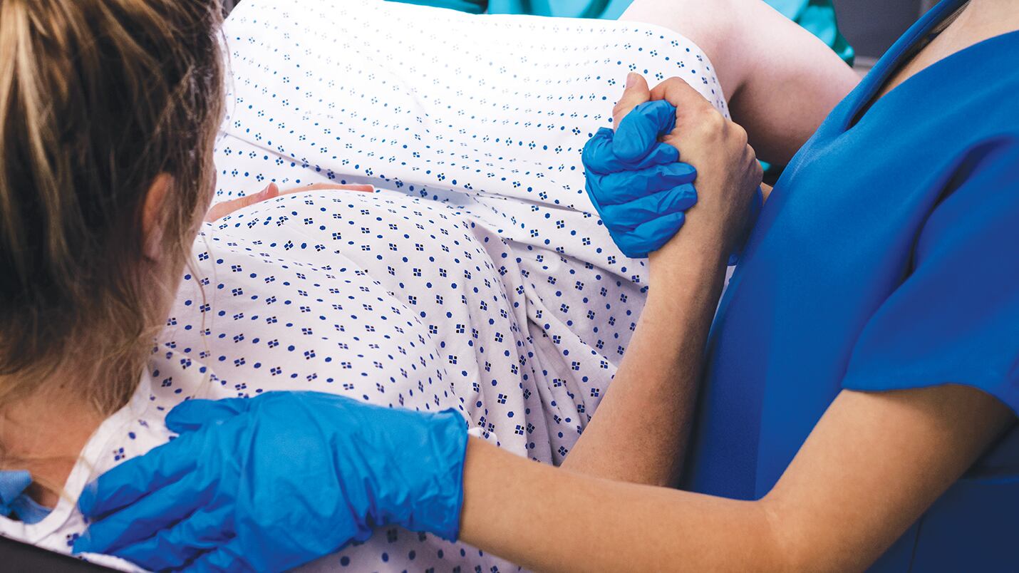 Un doctor relató que una mujer en labor de parto se encontró con sus “dos esposos”.