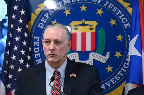 Federales acusan a tres policías por violación de derechos civiles y falsificación de documentos