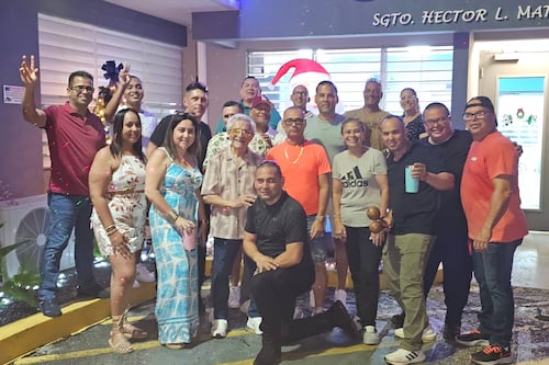 Policías de Añasco celebran encendido navideño junto a la comunidad