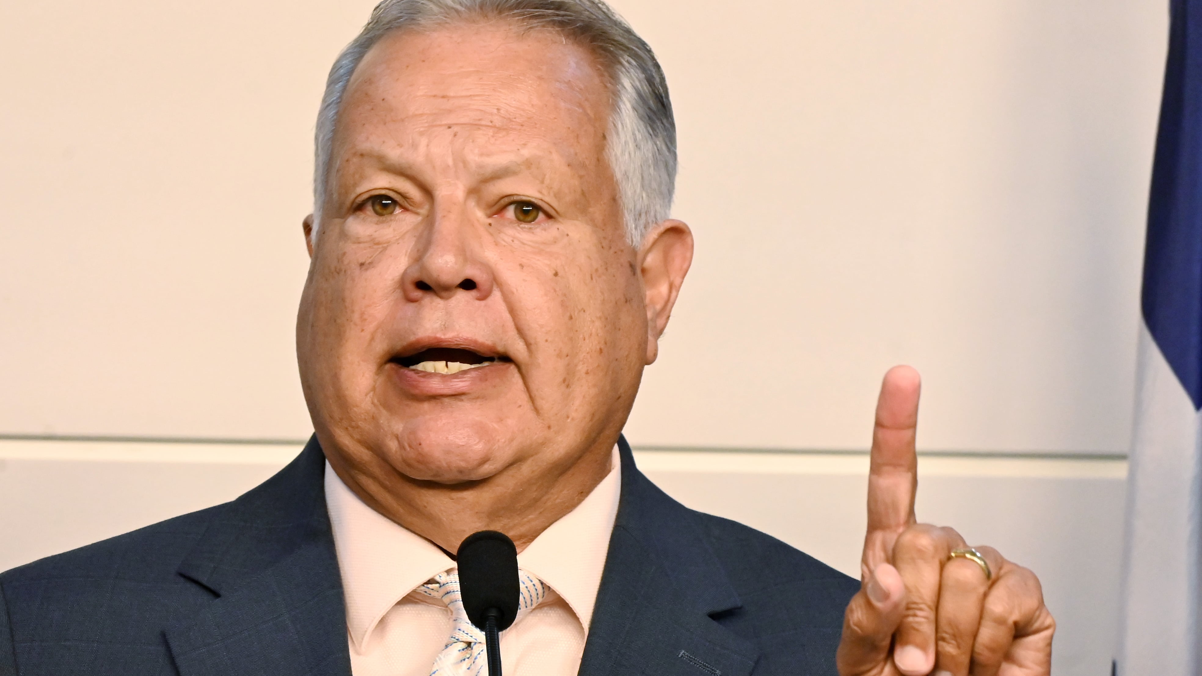 Senador Josian Santiago.