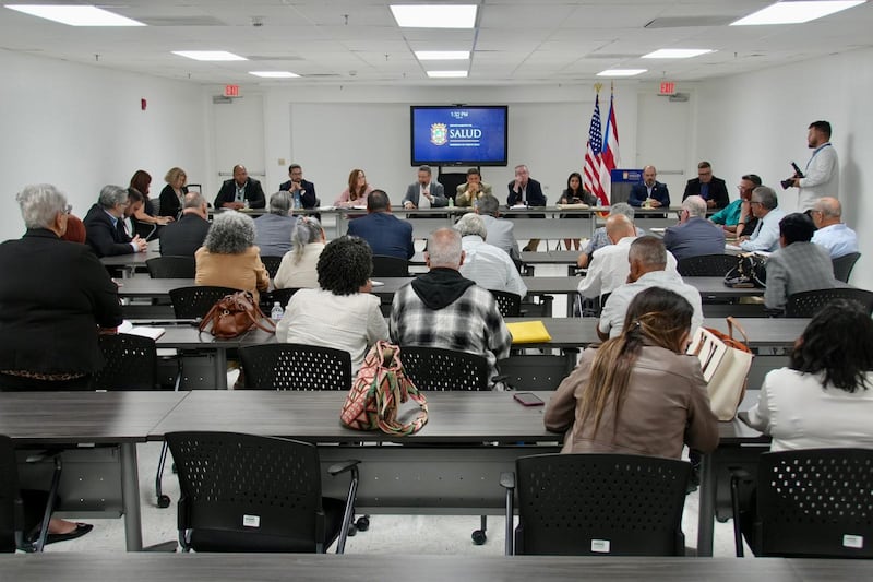 La junta de directores del Hospital El Maestro en reunión con funcionarios del Departamento de Salud.