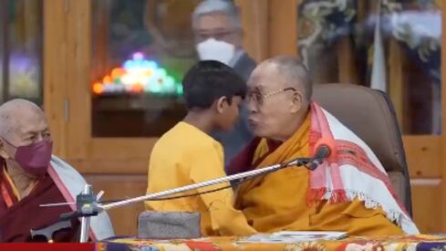 Dalái Lama intentó besar a un niño