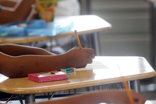 ¿Cuántas escuelas siguen sin servicio eléctrico ante el inicio del segundo semestre?