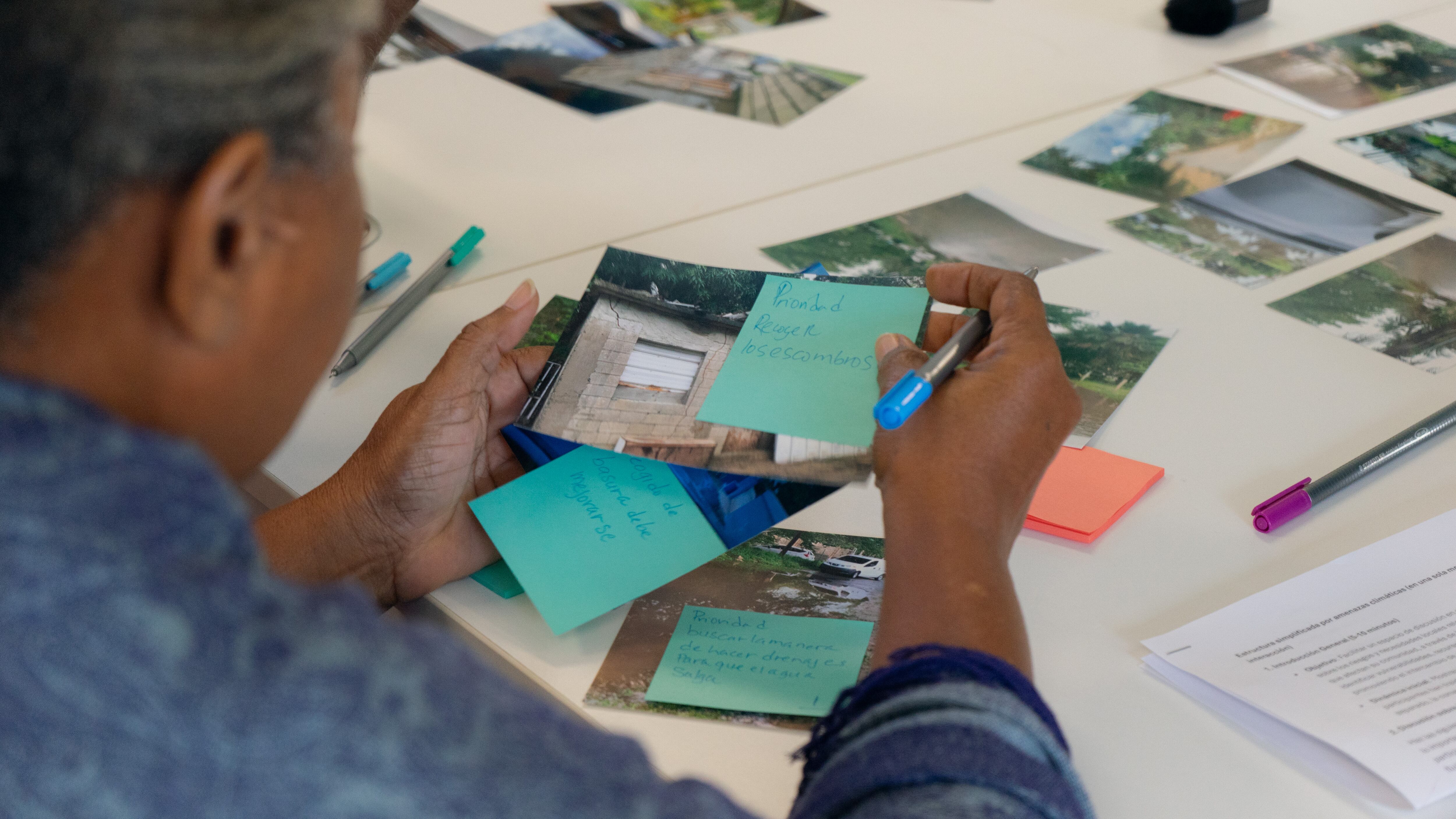 Miembro de una comunidad en Piñones participa de actividad