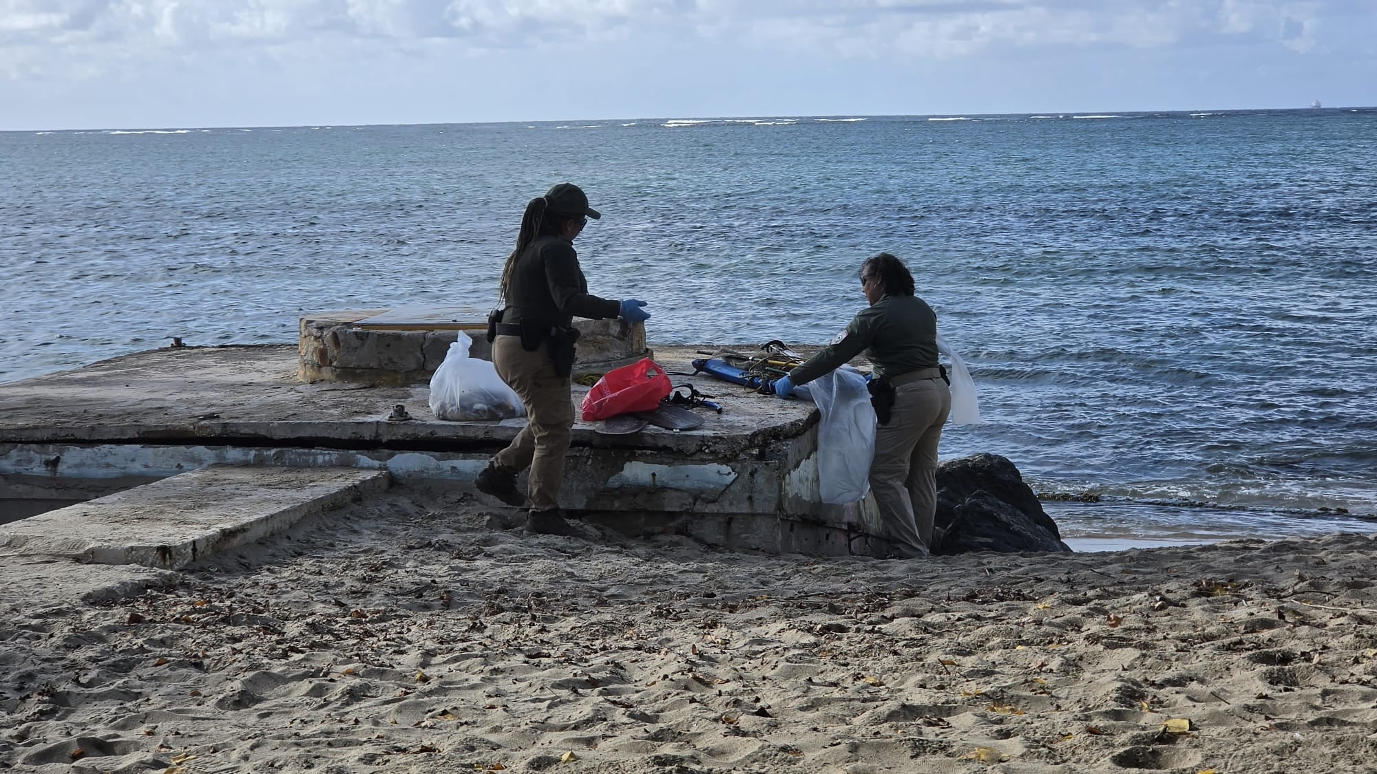 Miembros del Cuerpo de Vigilantes DRNA intervienen con pesca ilegal con químicos en Isla de Cabra.