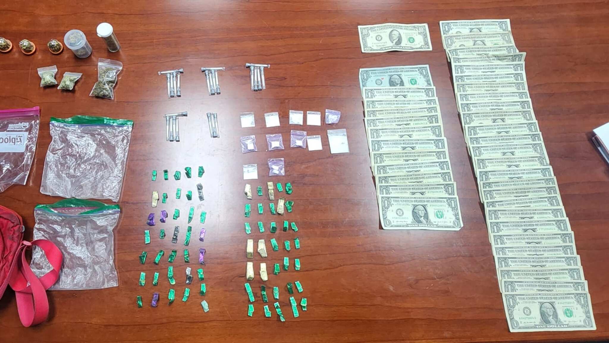 Le fueron radicados tres cargos criminales por posesión de sustancias controladas