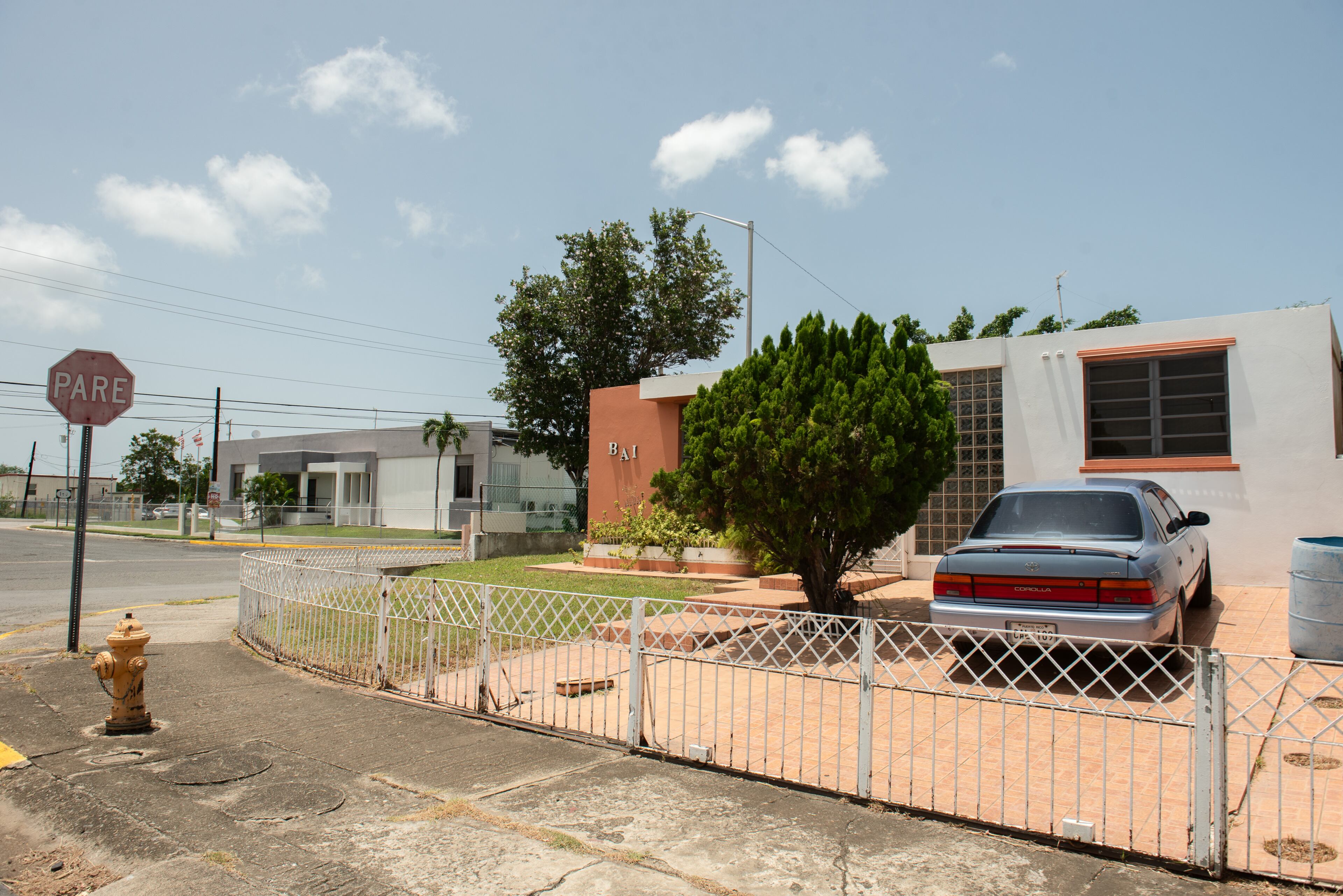 12 de julio de 2024. Salinas, PR. Foto de casa en Hacienda La Margarita con STI en el fondo. (Foto por Esteban G. Morales Neris | Centro de Periodismo Investigativo/Grist)