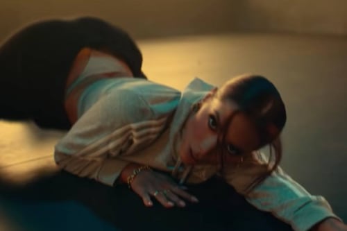 Hacer el Anitta challenge no tiene edad, mira como esta señora casi lo logra