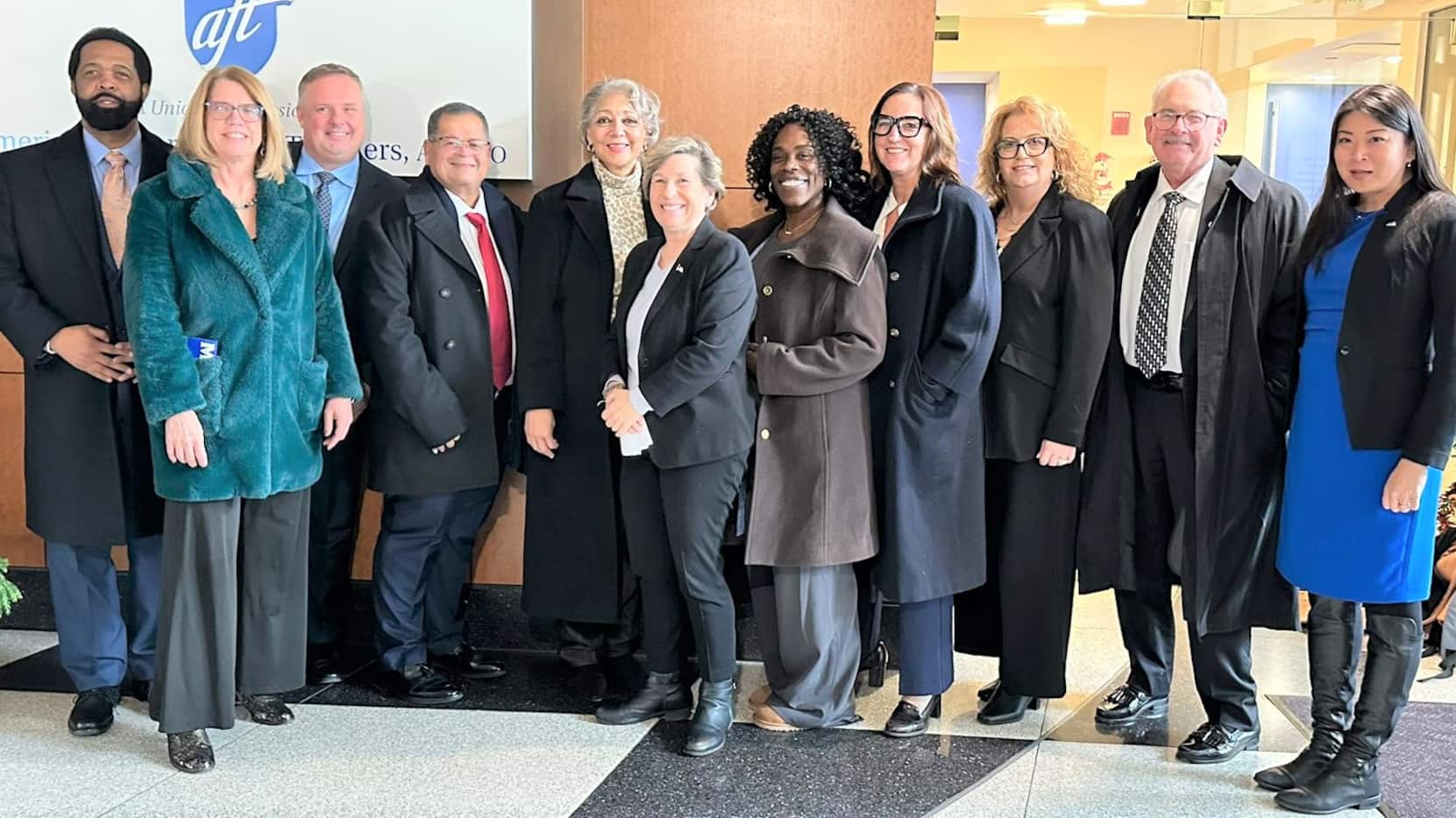 El presidente de la AMPR, Víctor Bonilla Sánchez, participó esta tarde, junto a una delegación de la American Federation of Teachers (AFT), encabezada por su presidenta Randi Weingarten, de la firma histórica de la Ley de Equidad del Seguro Social por parte del presidente Joe Biden.