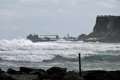 Una barcaza que transportaba combustible encalló en la zona frente al rompeolas del Castillo San Felipe del Morro.