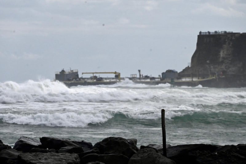 Una barcaza que transportaba combustible encalló en la zona frente al rompeolas del Castillo San Felipe del Morro.