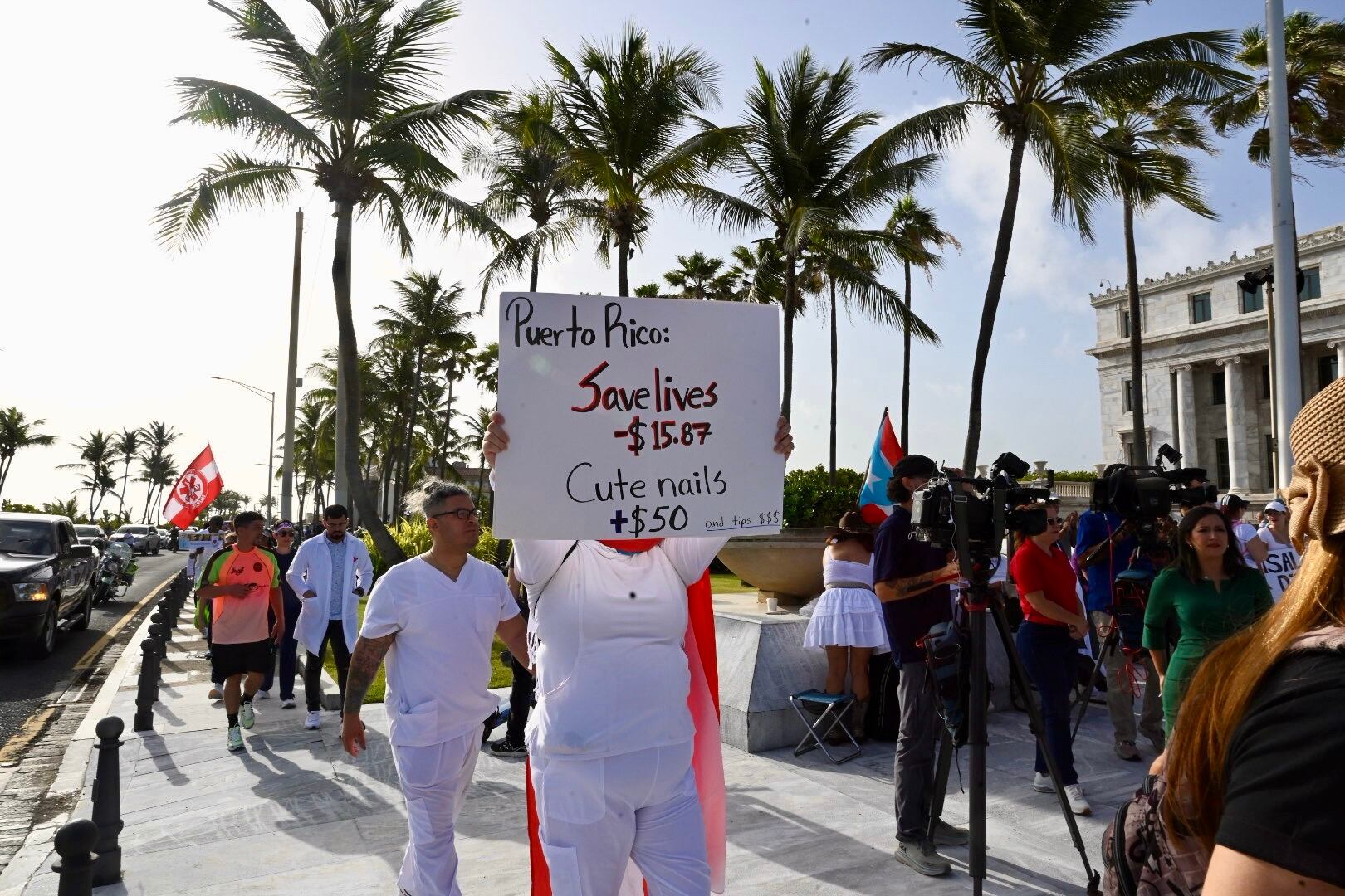 Las enfermeras y enfermeros protestan frente al Capitolio, demandando mejores condiciones de trabajo y salario. Capitolio, San Juan. Metro PR 12 de junio de 2025