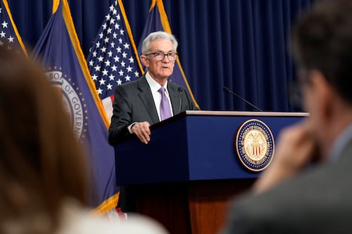 Reserva federal dice que inflación sigue alta y que por ahora no piensa reducir las tasas de interés