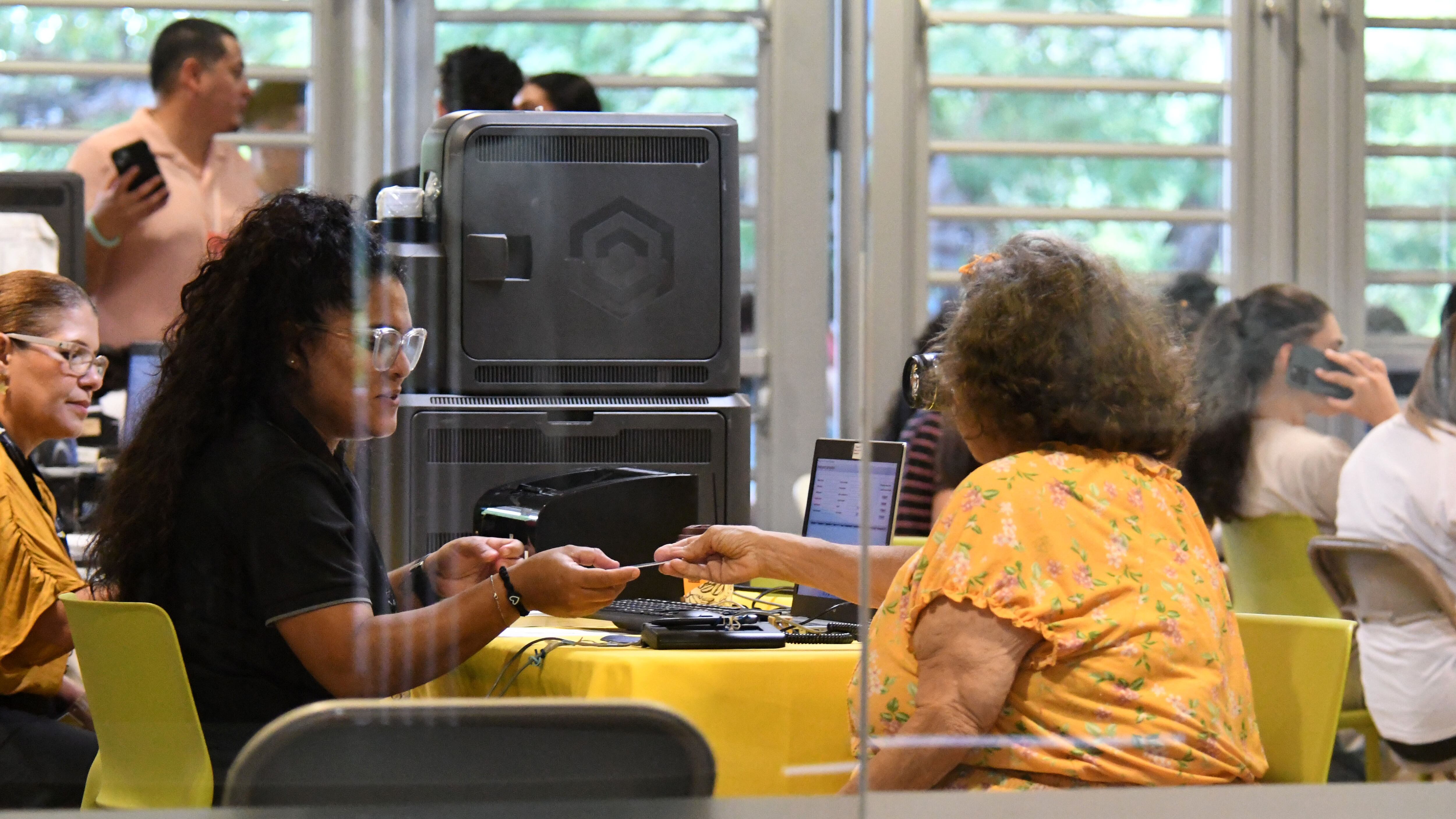 Estudiantes, trabajadores y público en general, se están inscribiendo en el Centro de Estudiantes, UPR
