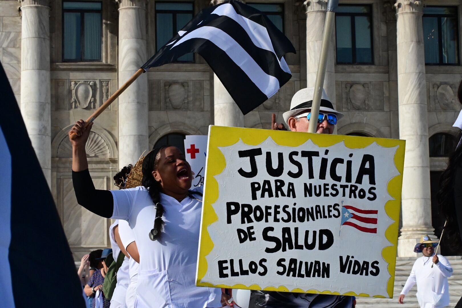 Las enfermeras y enfermeros protestan frente al Capitolio, demandando mejores condiciones de trabajo y salario. Capitolio, San Juan. Metro PR 12 de junio de 2025