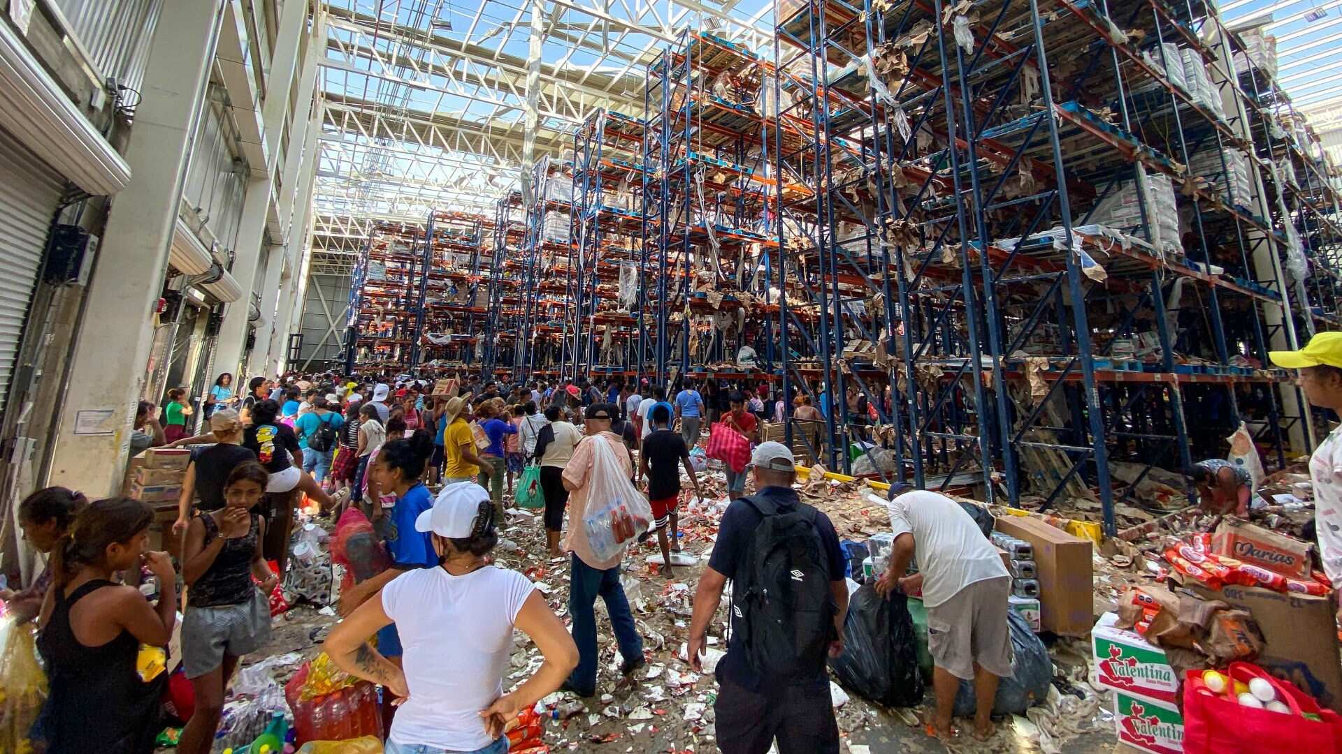 Debido a la falta de apoyo por parte del gobierno, guerrerenses saquean fábricas ubicadas en la periferia de la zona costera. Por insumos de limpieza, aseo personal y comida los habitantes afectados por el huracán Otis, ópata por tomar a la fuerza productos para su supervivencia. En imagen, saqueo de bodegas de venta al mayoreo