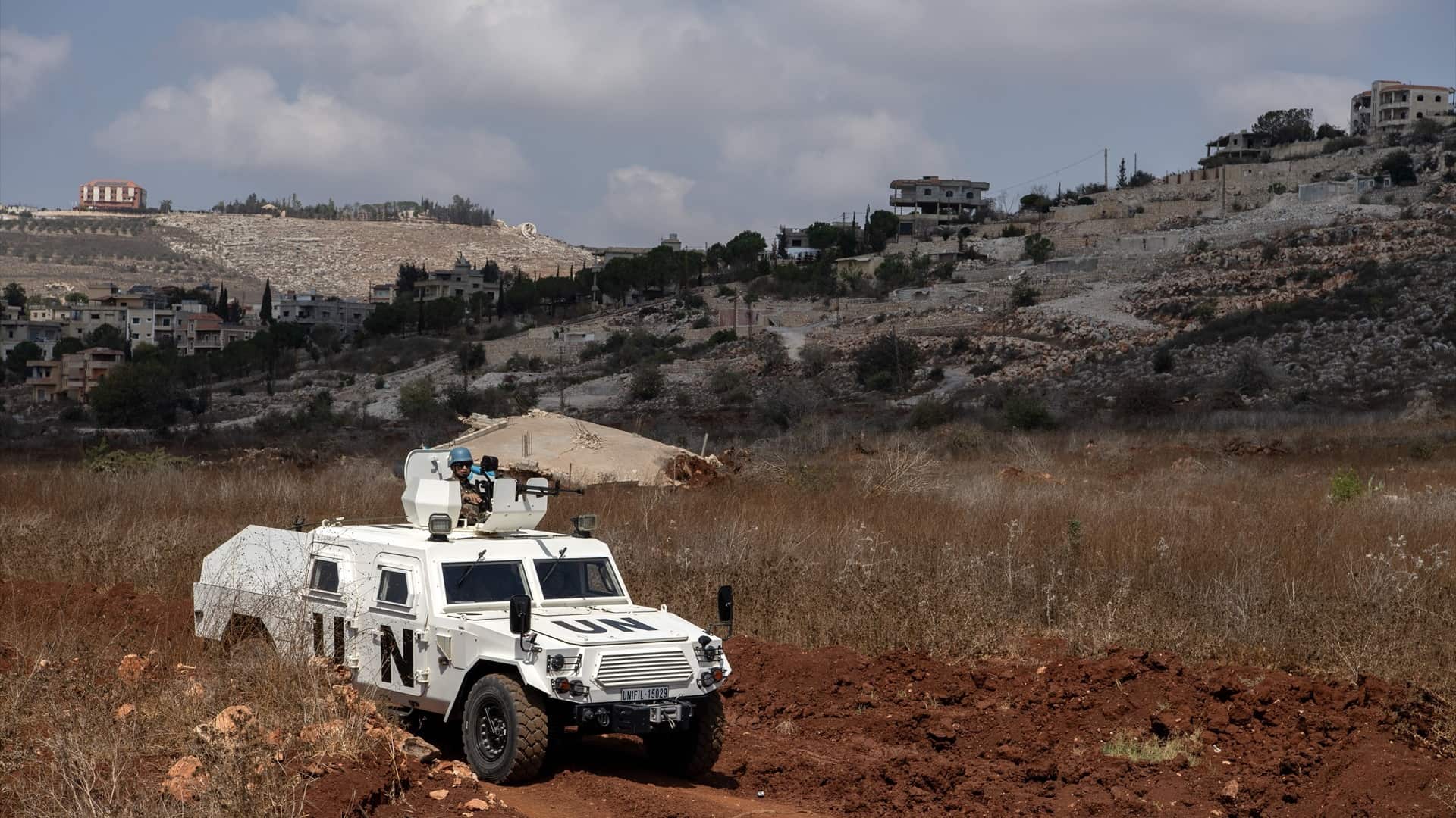 Un vehículo de la FINUL realiza labores de patrulla en el sur de Líbano