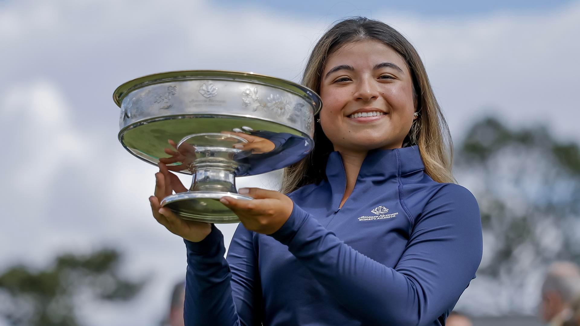 María José Marín exhibe la copa que la acredita como la ganadora del torneo Augusta National Women's Amateur.