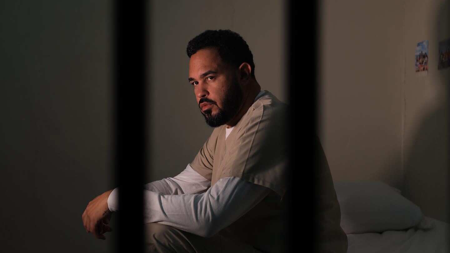 Tras su sentencia, Raphi Pina decide mostrar a sus seguidores lo que ha sido su vida a través de una mini serie