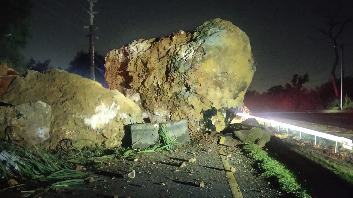 Rocas caen sobre la carretera #6 en Bayamón.