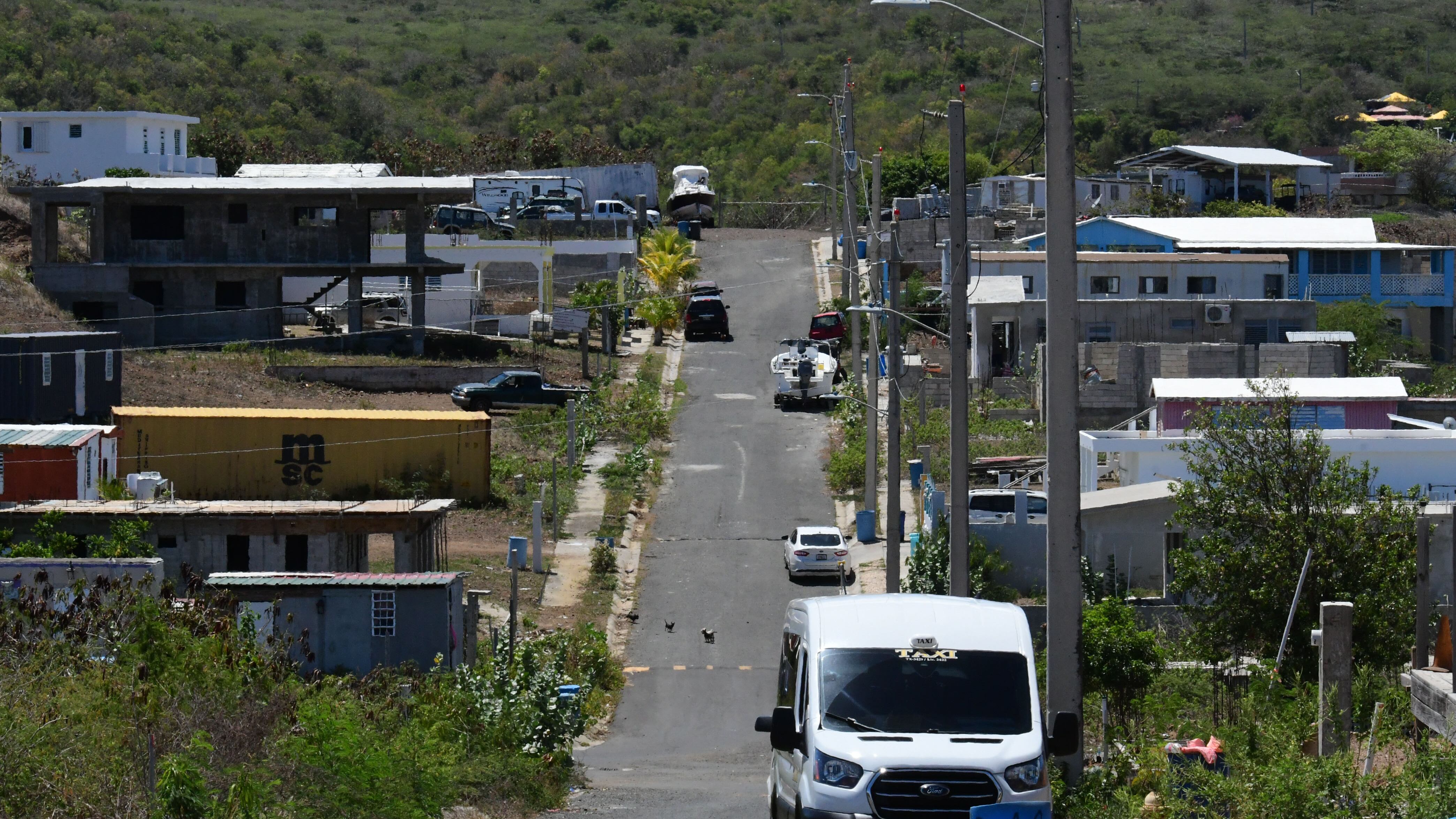 Una calle divide una hilera de casas en Culebra.
