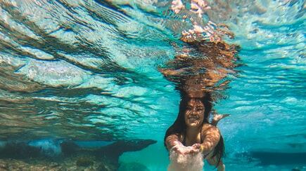 El trend fotos de viaje en TikTok está mandando en esa red social al conseguir un compilatorio que encanta a todos por su dinamismo.