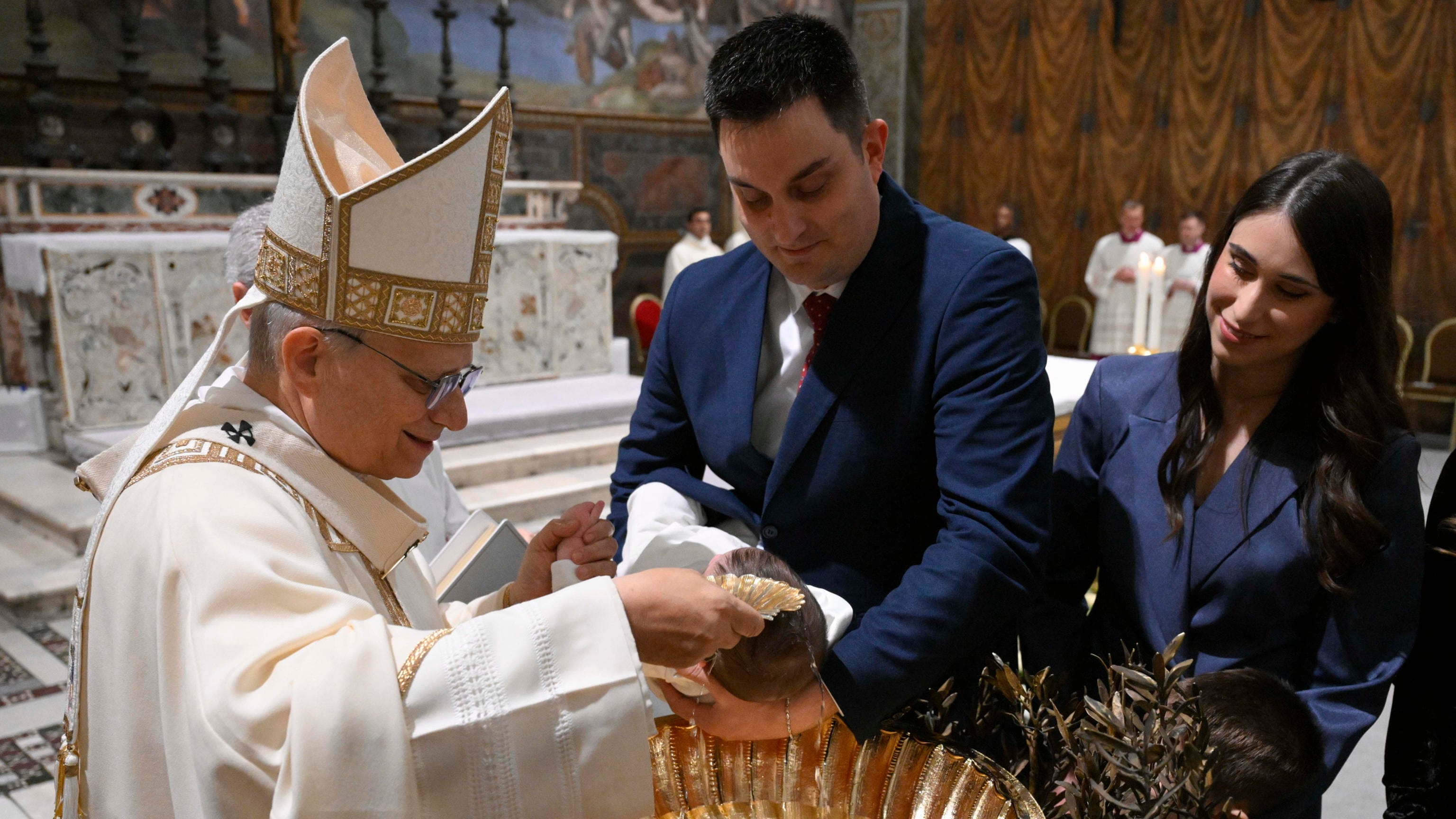 Papa León XIV bautiza a 20 niños en la Capilla Sixtina