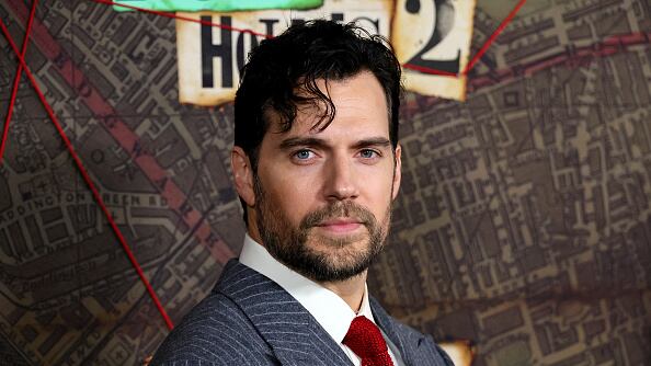 Henry Cavill luce su nuevo aspecto como padre.