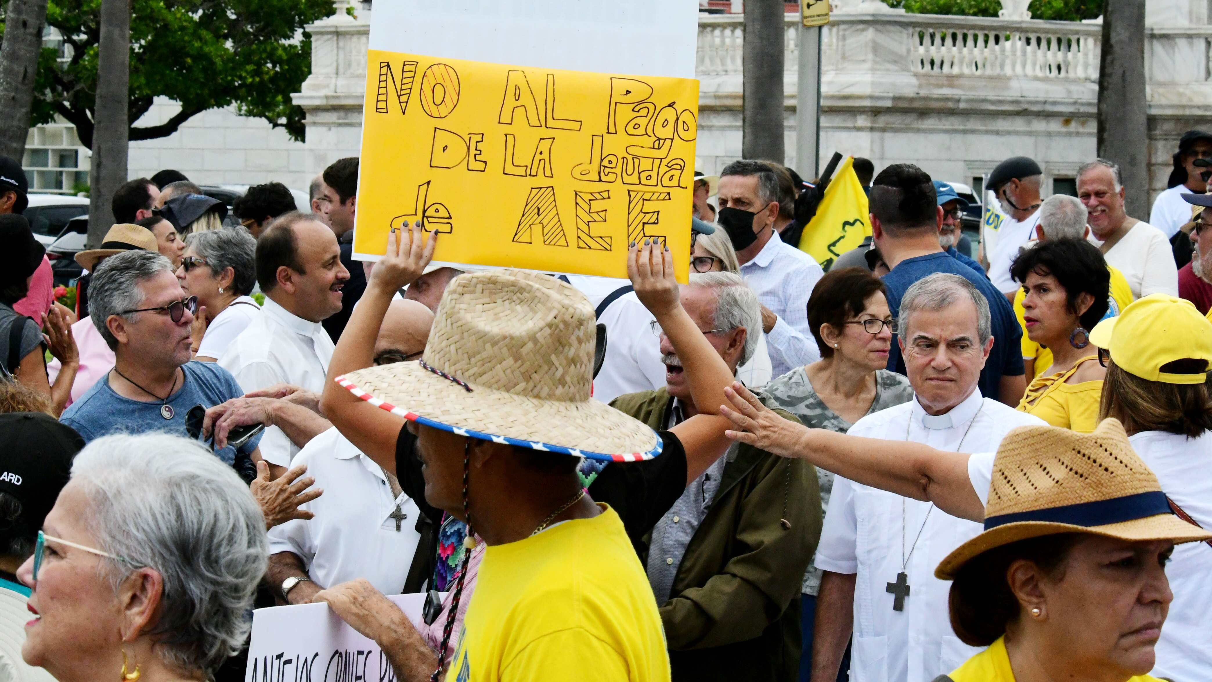 Protesta en contra del ajuste de la deuda de la luz