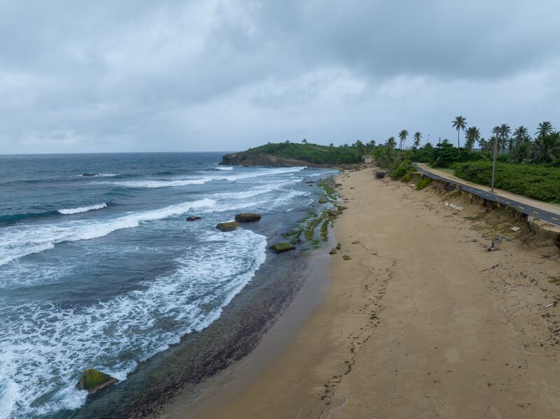 2023 11 21  ISABELA    Tomas aereas de las dunas de arena en areas del  litoral costero en Isabela .  En la foto :  area de paseo de brea que evidencia el dano por la erosion y las marejadas  .   Para Centro de Periodismo Investigativo   © Jorge A Ramirez Portela