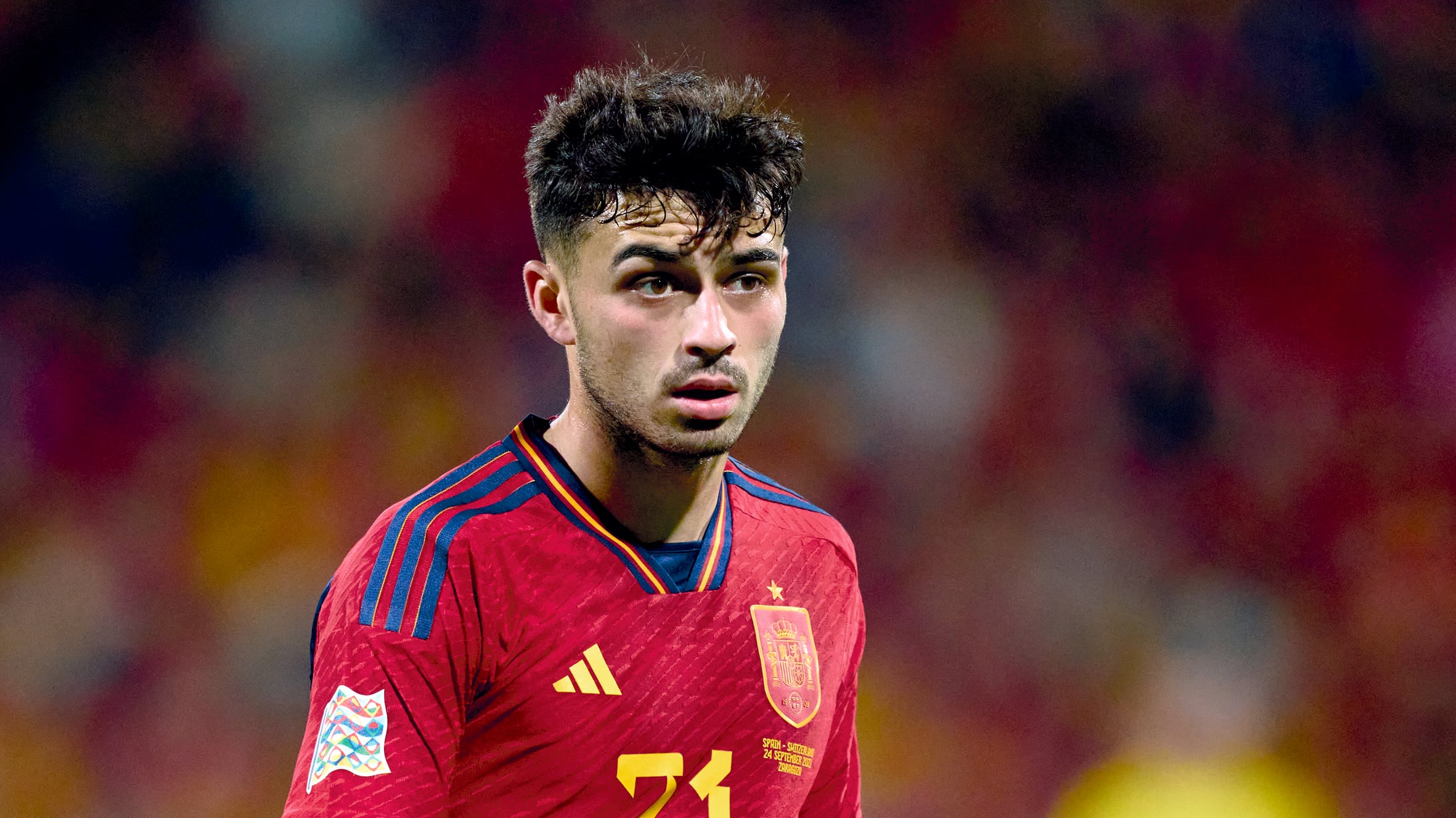El jugador Pedri, de España, observa con atención en medio de un partido de la UEFA en septiembre de 2022.