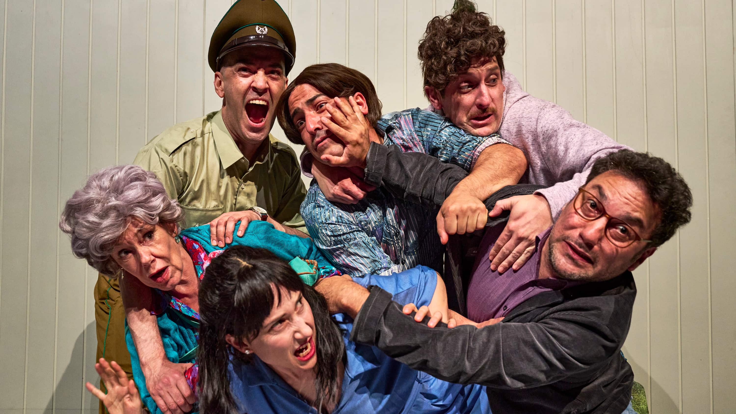 La obra chilena “Estampida Humana” se prepara para presentarse por primera vez en la Isla.