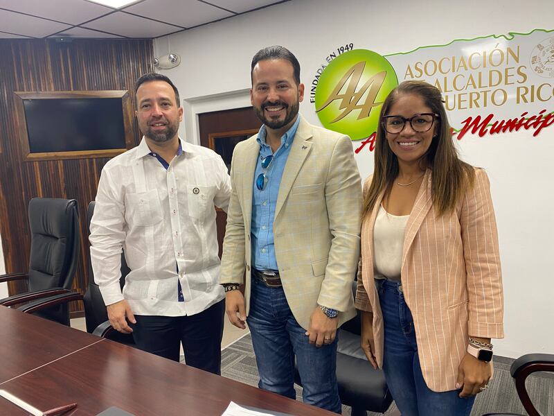 El presidente de la Asociación de Alcaldes de Puerto Rico, Luis Javier Hernández y Karilyn Bonilla, segunda vicepresidenta de la Asociación, se reunieron con el secretario del Departamento de Estado, Omar Marrero.