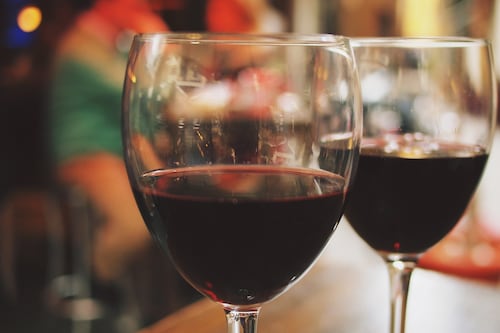 ¿Vino en hielo o al natural? El dilema que surge en toda fiesta