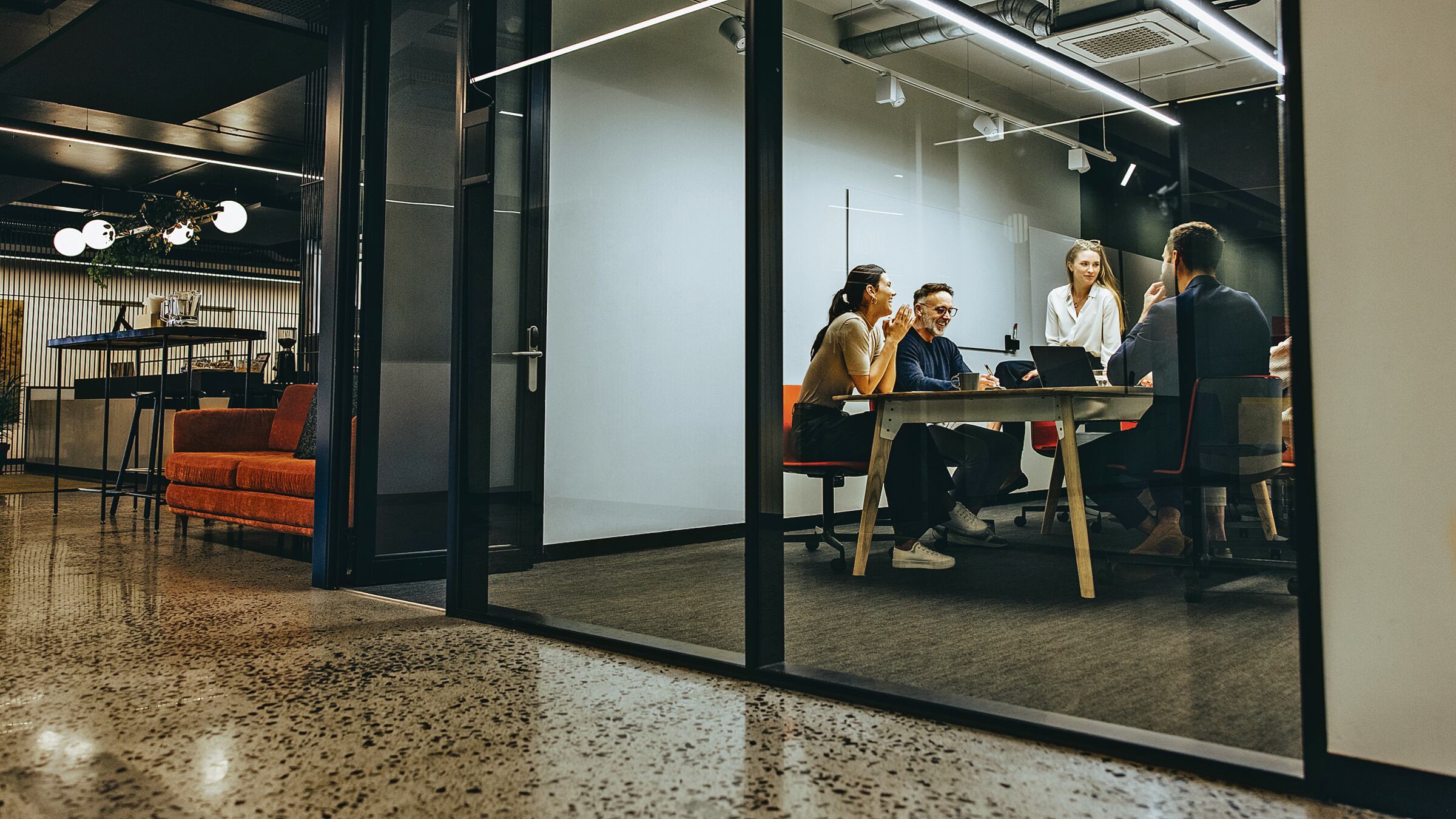 Colegas de negocios en una reunión en un salón transparente.