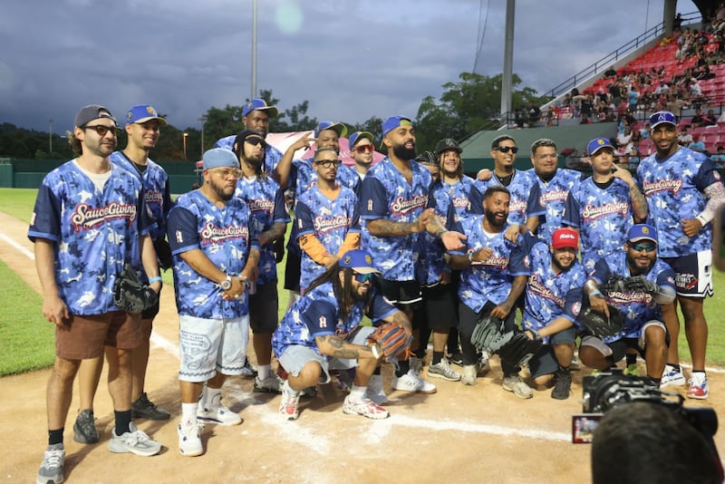 El equipo azul para el “Celebrity Softball Game” durante “SauceGiving” 2025 (Catia Martínez)