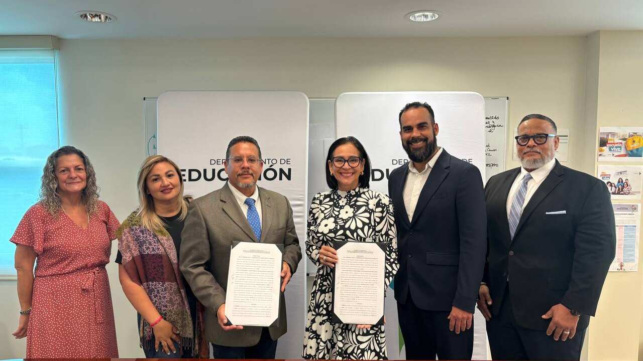 Educación firma acuerdo con la UPR de Humacao para brindar servicios a estudiantes con autismo.