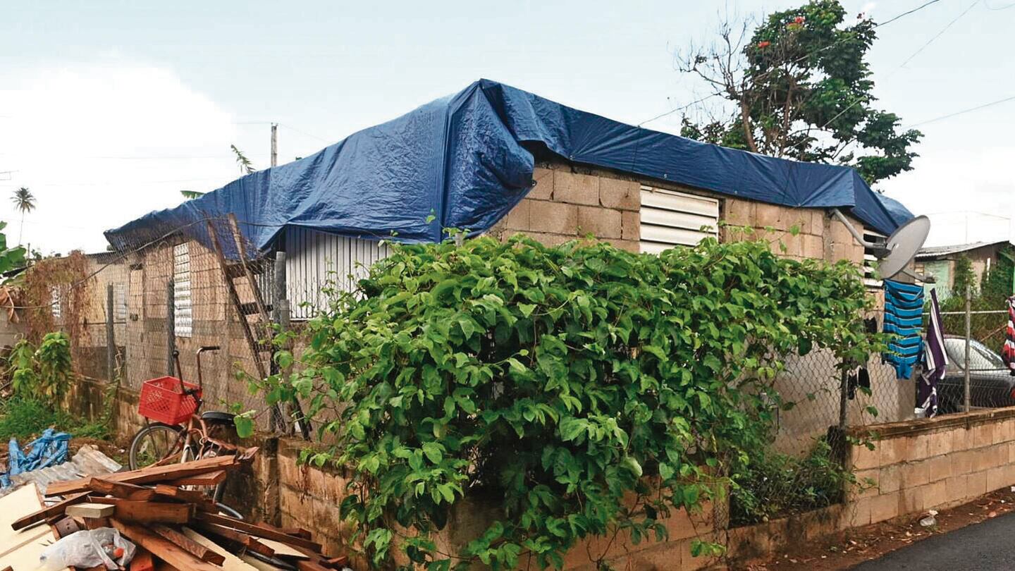 Casa con toldo azul en Puerto Rico